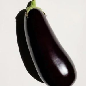 Temno vijolični jajčevec Irene Ibrida F1 z ovalnimi plodovi