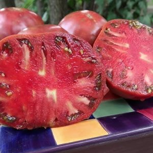 Paradižnik Not Purple Strawberry – temno rdeči srčasti plodovi.