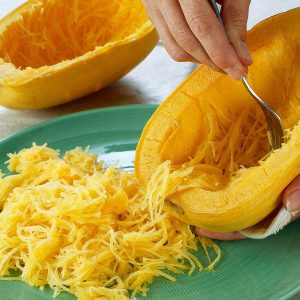 Buča Špagetarica – svetlo rumena buča s špagetastim mesom