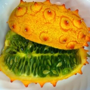 Kiwano – oranžni plod s “bodicami” in zeleno notranjostjo