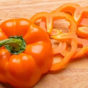 Paprika Etiuda – oranžni kockasti plodovi sladke paprike